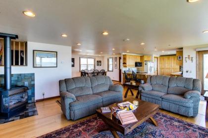 Sea Rock Retreat - image 13
