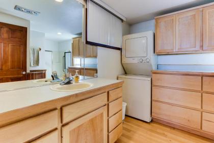 Sea Rock Retreat - image 5