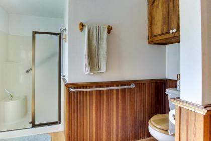 Sea Rock Retreat - image 8