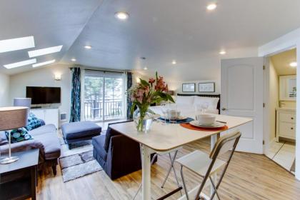 Oregon House Unit #2 The Carriage House - image 2