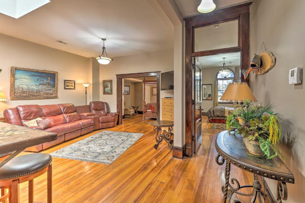 Cozy Yankton Apartment about Walk to Downtown! - image 2