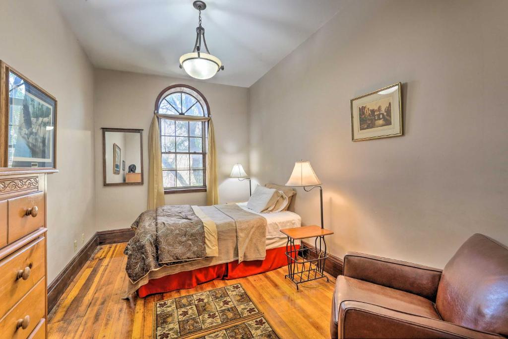 Cozy Yankton Apartment about Walk to Downtown! - image 4