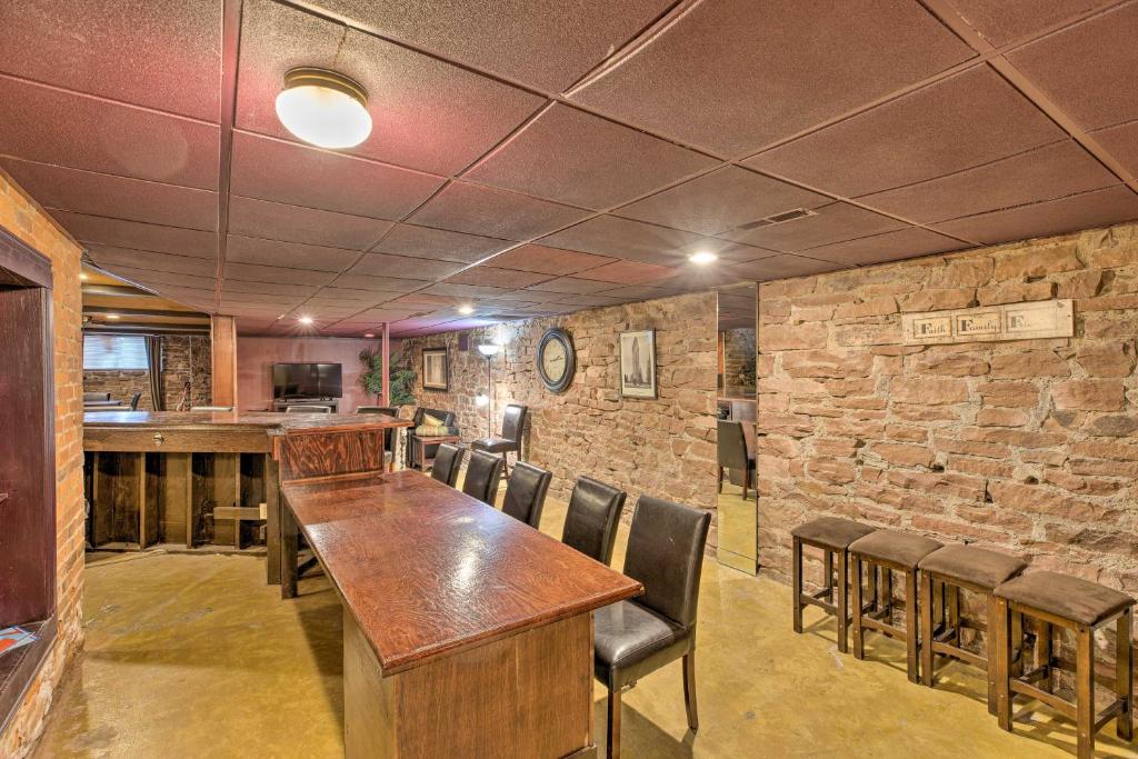Converted Bar Apt Walk to Bars and Eateries! - image 5