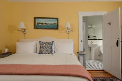 Village Inn - image 3