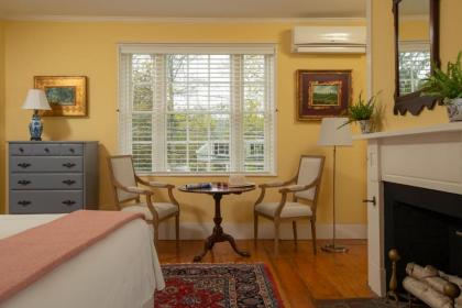 Village Inn - image 5