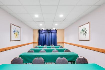 Wingate by Wyndham York - image 5