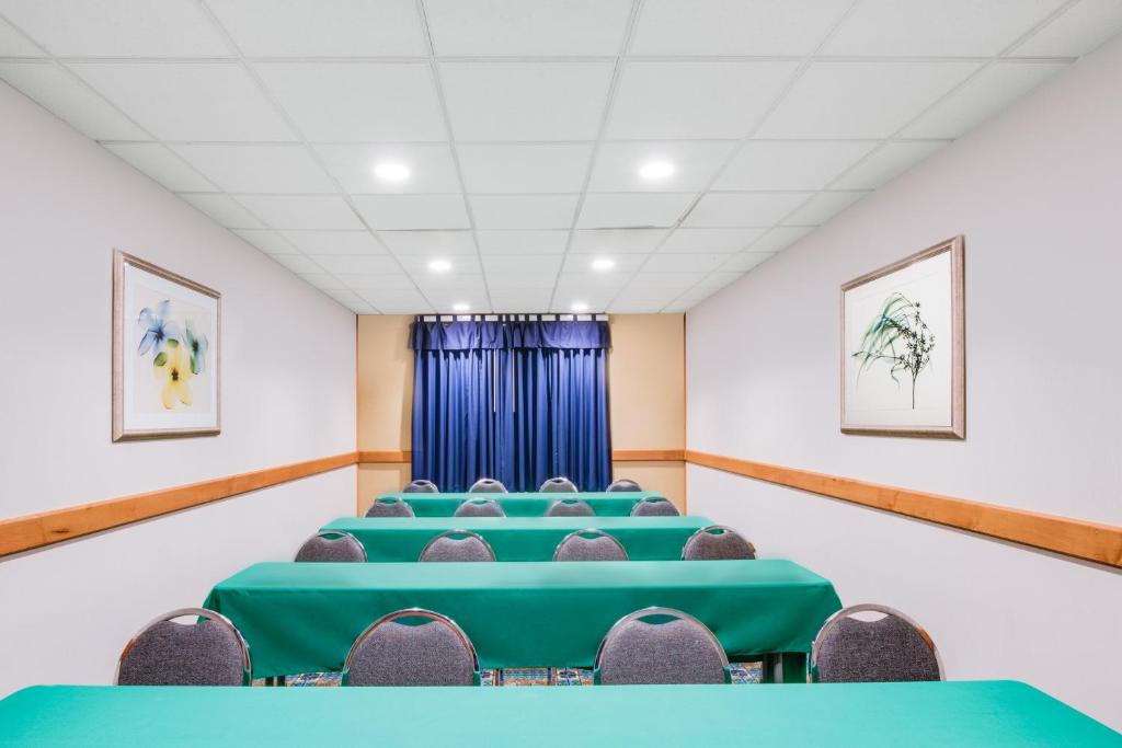 Wingate by Wyndham York - image 5