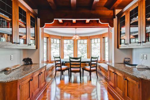 Ahwahnichi Lodge - 3BR/2.5BA - main image
