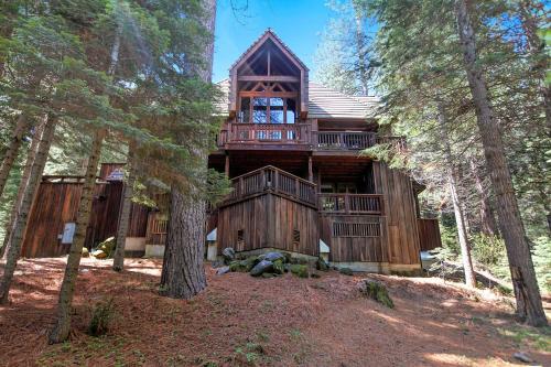 Little Ahwahnee Inn Holiday Home - 2BR/2.5BA - main image