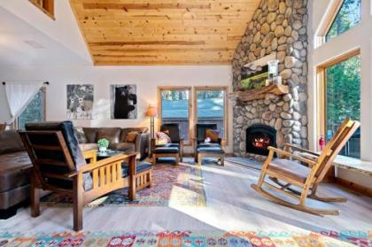 Oso Lodge W-Hot Tub and Ev Charger - image 3