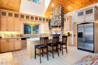 Oso Lodge W-Hot Tub and Ev Charger - image 5