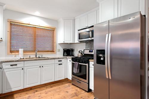 OSO B- 1 BDR Condo inside Yosemite - image 3