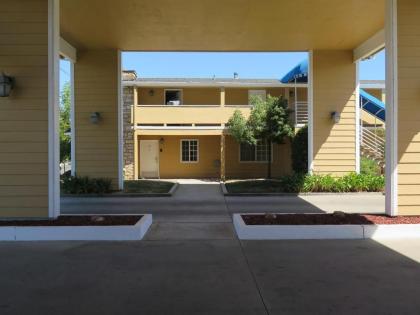 Bonanza Inn and Suites - image 10