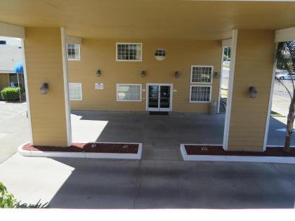 Bonanza Inn and Suites - image 9