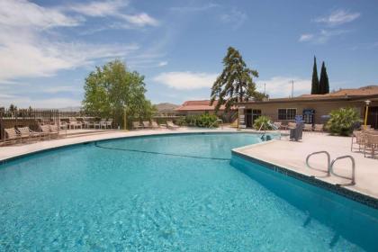 Travelodge Inn & Suites by Wyndham Yucca Valley/Joshua Tree - image 4