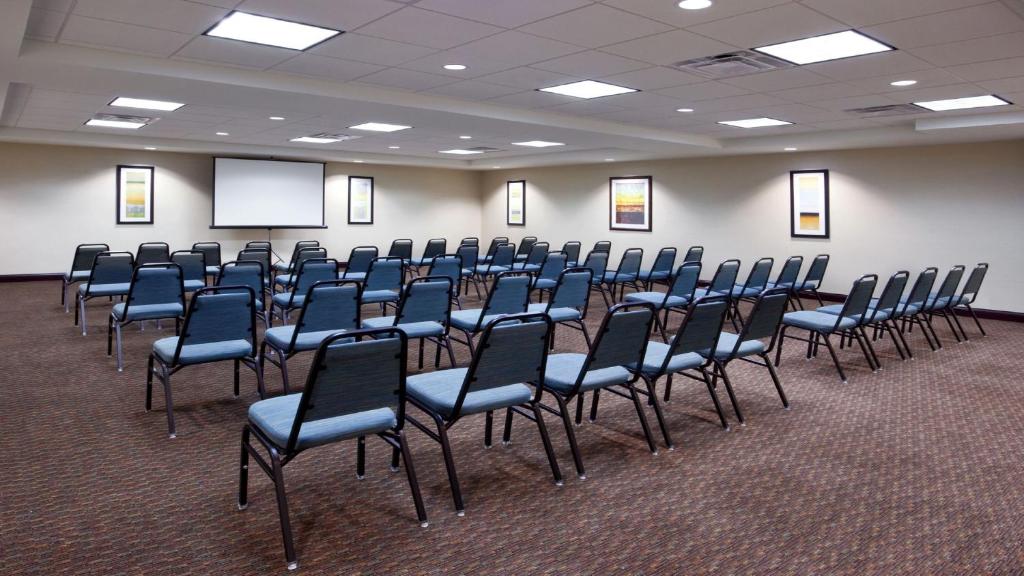 Holiday Inn Express Hotel & Suites Zanesville North an IHG Hotel - image 3