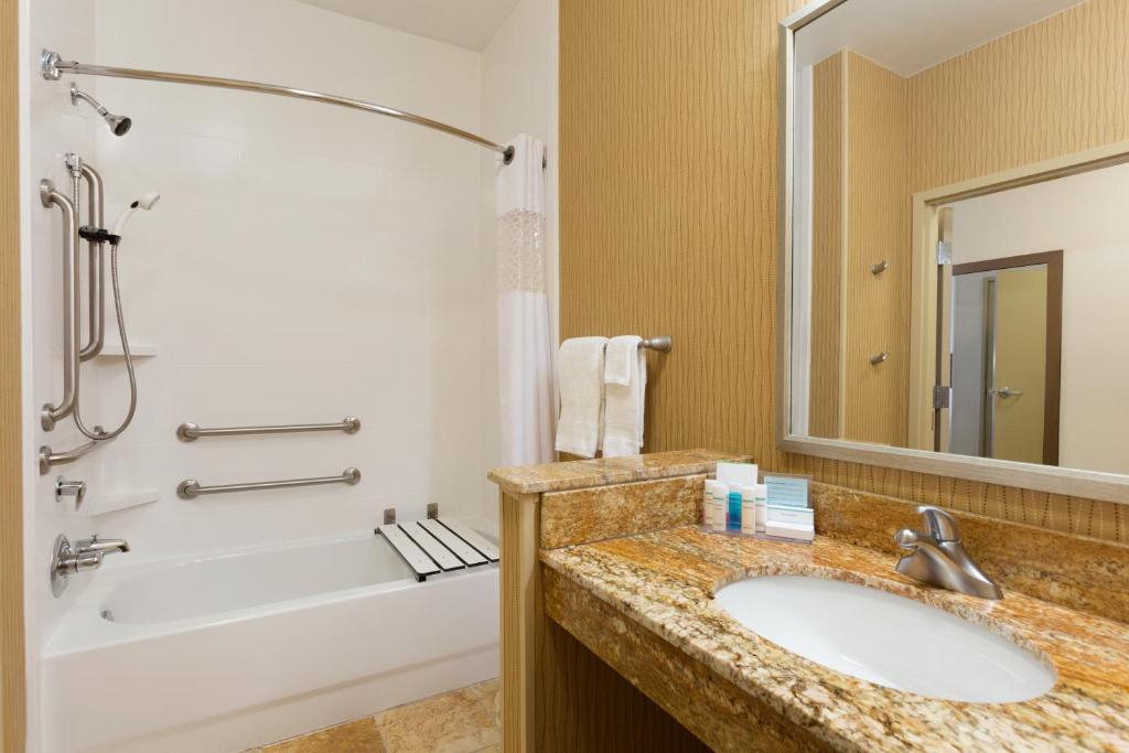 Hampton Inn Zanesville - image 7