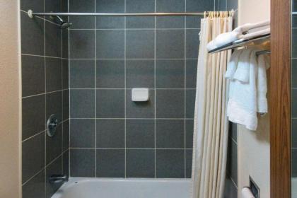 Rodeway Inn - image 8