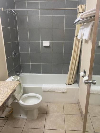 Rodeway Inn - image 9