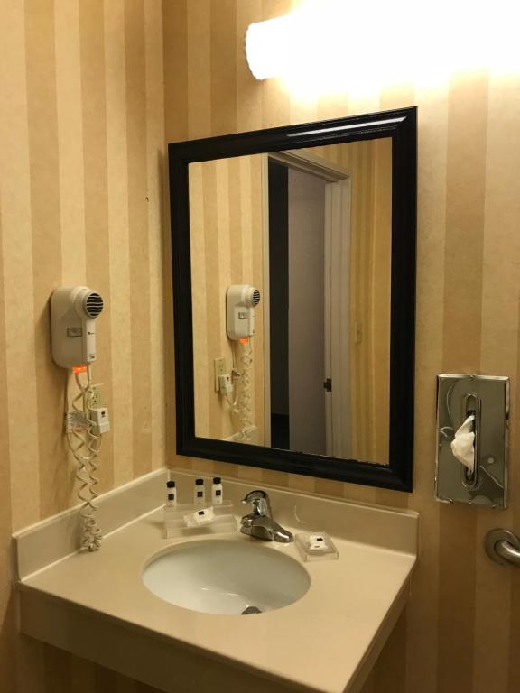 Country Inn & Suites by Radisson Zion IL - image 2
