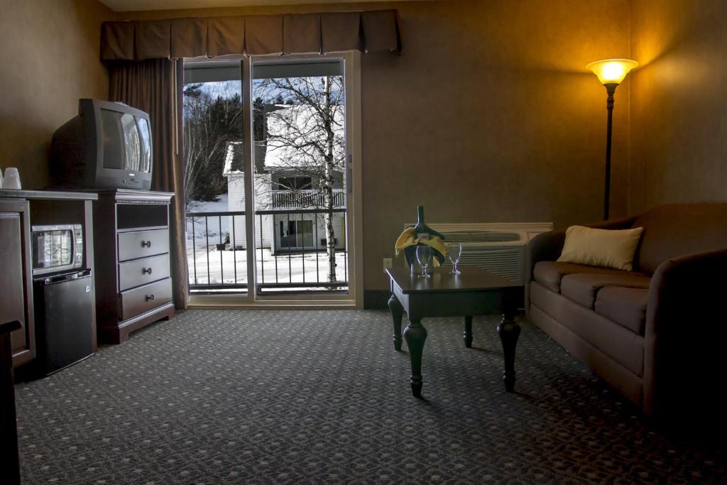 Town & Country Inn & Resort - image 6