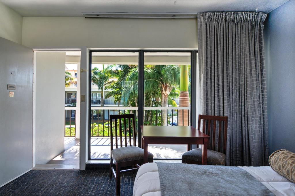 The Beachcomber St. Pete Beach Resort & Hotel - image 4