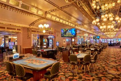 Four Queens Hotel and Casino - image 10