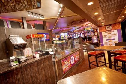 Four Queens Hotel and Casino - image 14