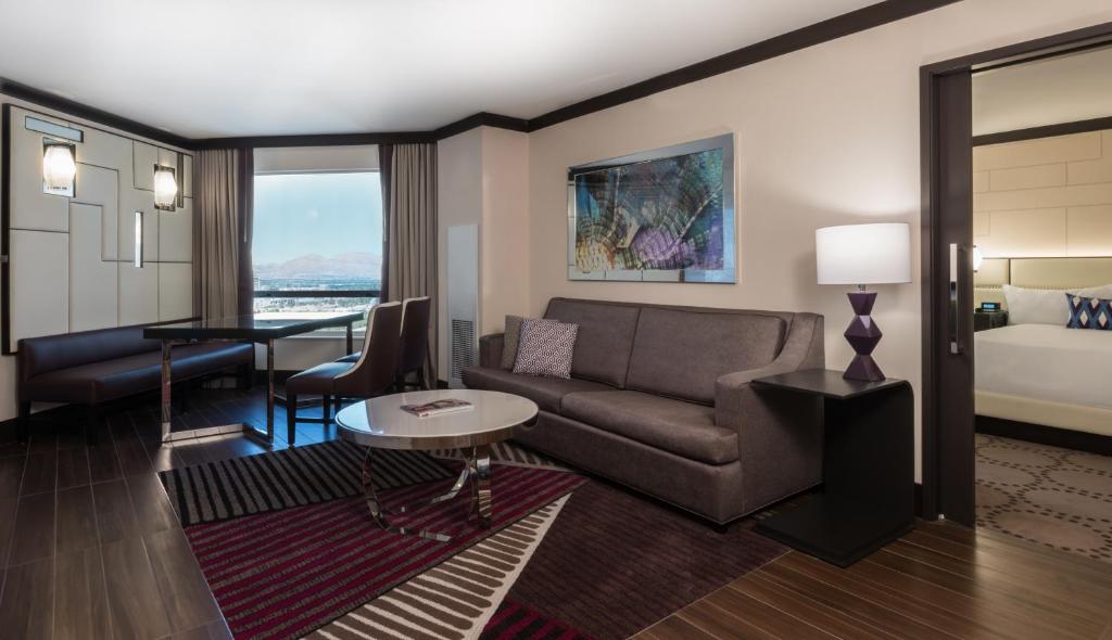 Harrah's Las Vegas Hotel & Casino - image 2