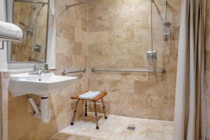 Key West Marriott Beachside Hotel - image 8