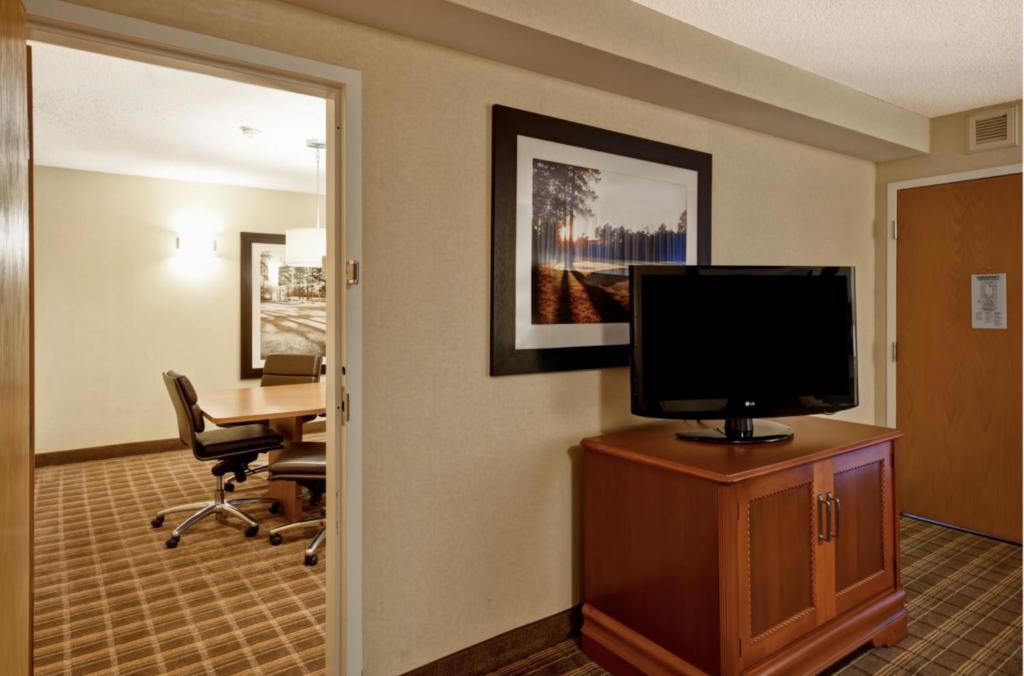 Embassy Suites Greenville Golf Resort & Conference Center - image 7