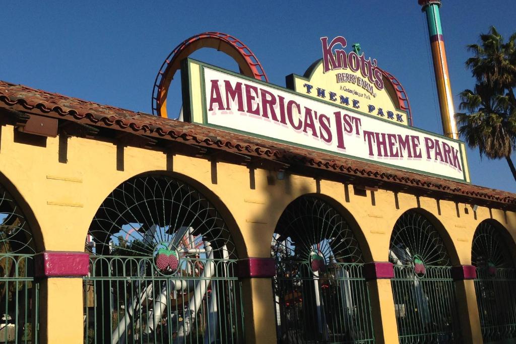 Knott's Berry Farm Hotel - image 4