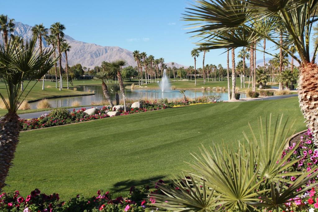 DoubleTree by Hilton Golf Resort Palm Springs - image 4