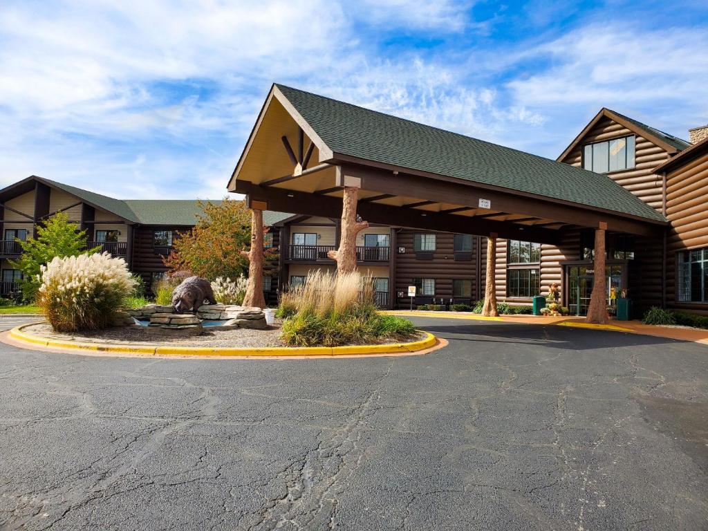 Grand Bear Resort at Starved Rock - main image