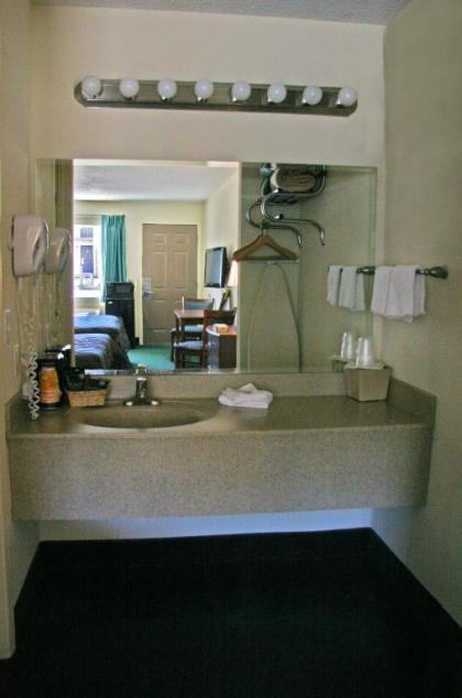 Howard Johnson by Wyndham Branson - image 2