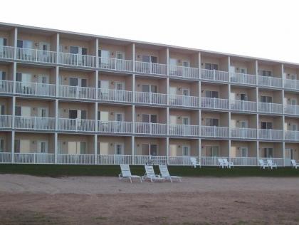 Mackinaw Beach and Bay Inn & Suites - image 1