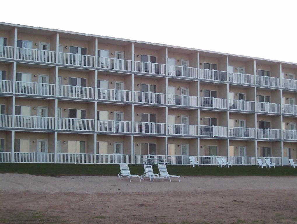 Mackinaw Beach and Bay Inn & Suites - main image