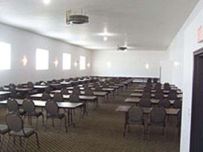 Mackinaw Beach and Bay Inn & Suites - image 2