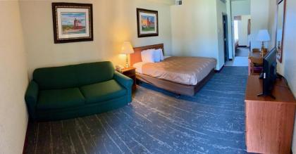 Mackinaw Beach and Bay Inn & Suites - image 5