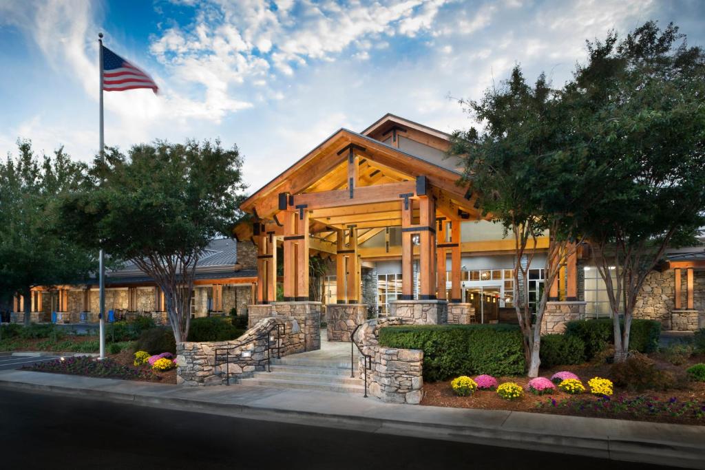 Crowne Plaza Resort Asheville an IHG Hotel - main image