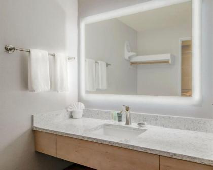 Hallmark Resort - Newport - image 1