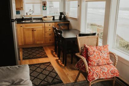 Nye Beach Condos & Cottages - image 9