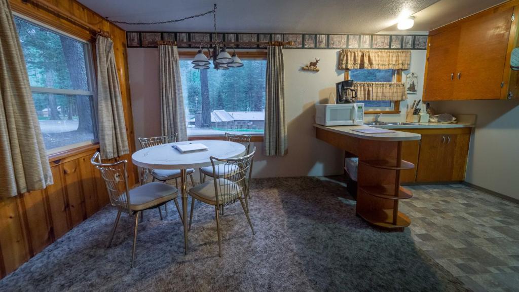 Eagle Cap Chalets - image 5