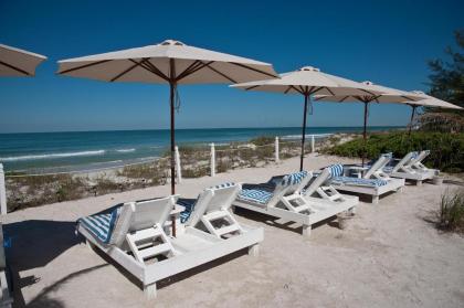 Bungalow Beach Resort - image 13