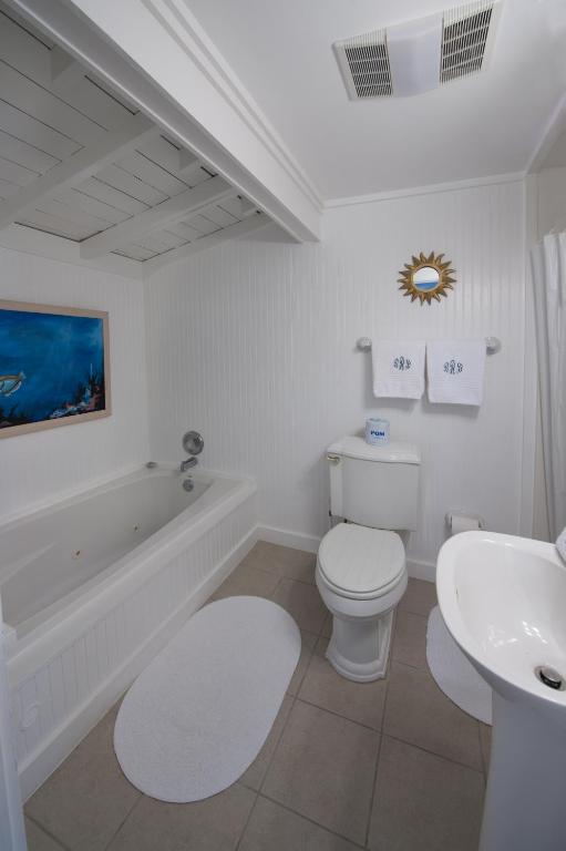 Bungalow Beach Resort - image 6