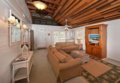 Bungalow Beach Resort - image 8