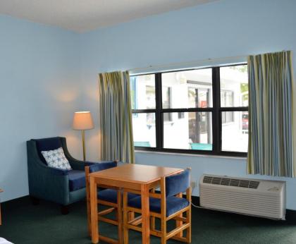 Dockside Inn & Resort - image 4