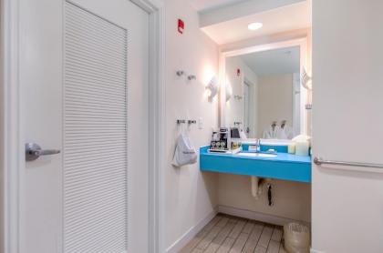 Margaritaville Beach Hotel - image 14