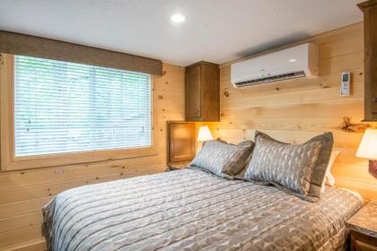 Williamsburg Camping Resort 38 ft. Park Model 5 - image 19