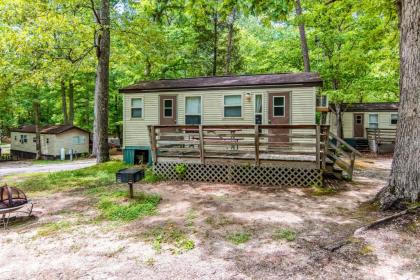 Williamsburg Camping Resort 28 ft. Park Model 11 - image 17